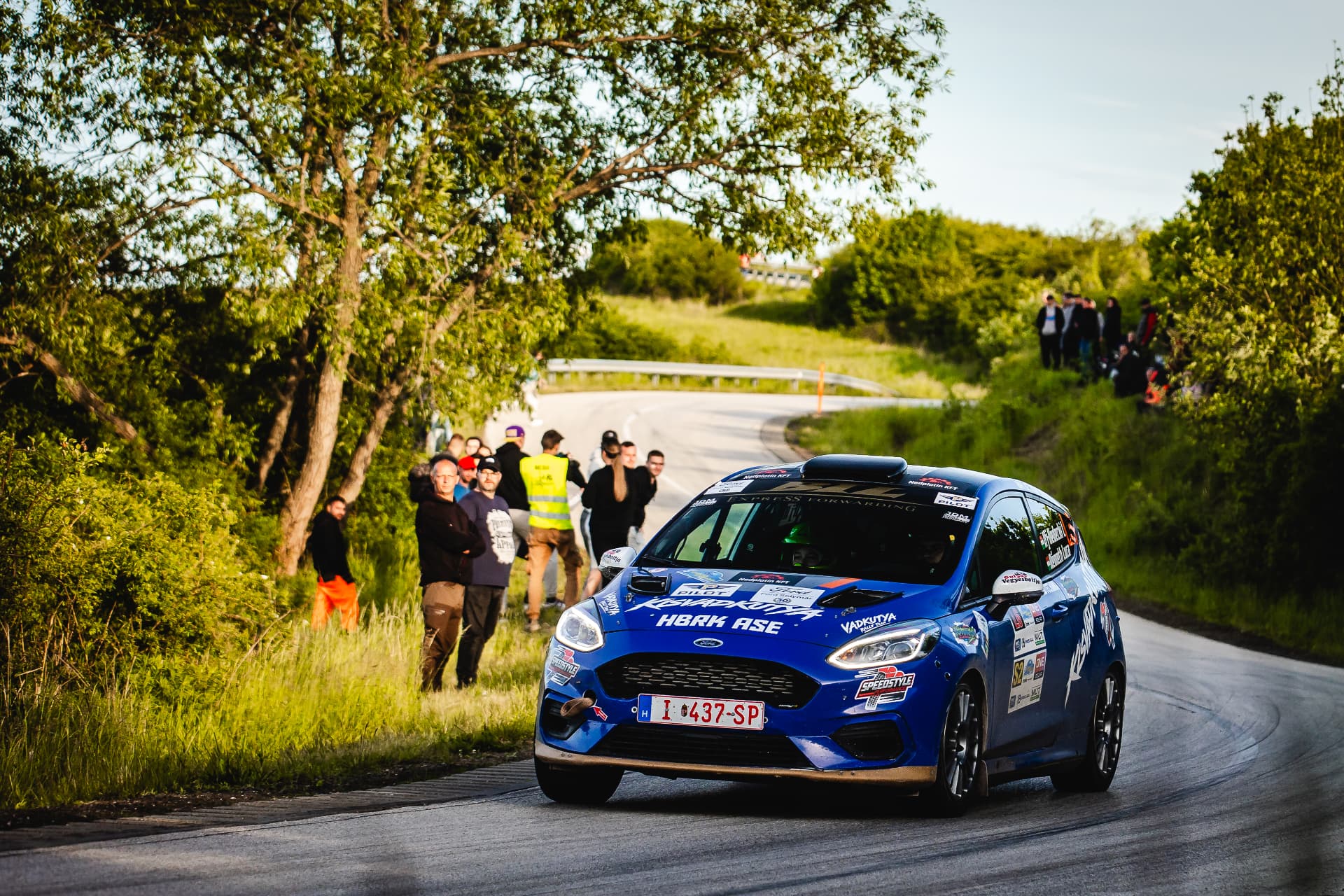 A Ford Fiesta Rally4 versenyautó aszfaltos gyorsasági szakaszon